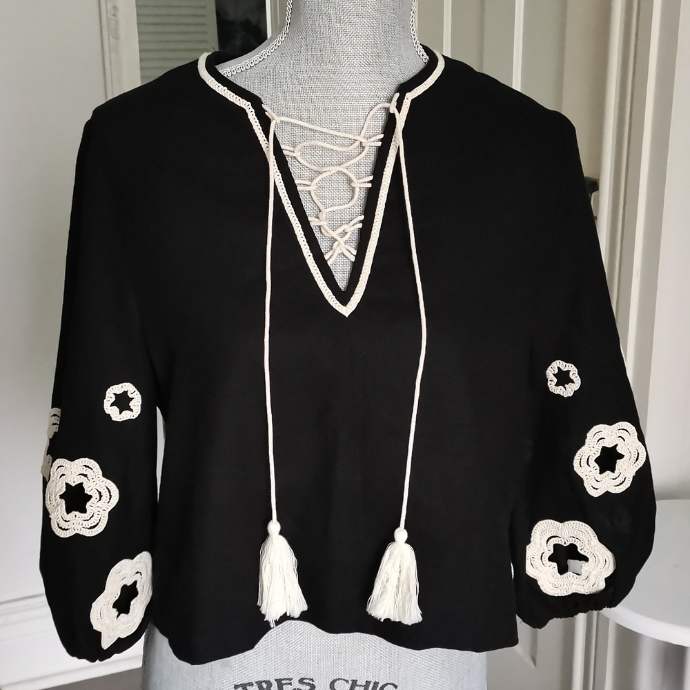House of Harlow 1960 Boho black eyelet embroiderd linen crop blouse. Size Small